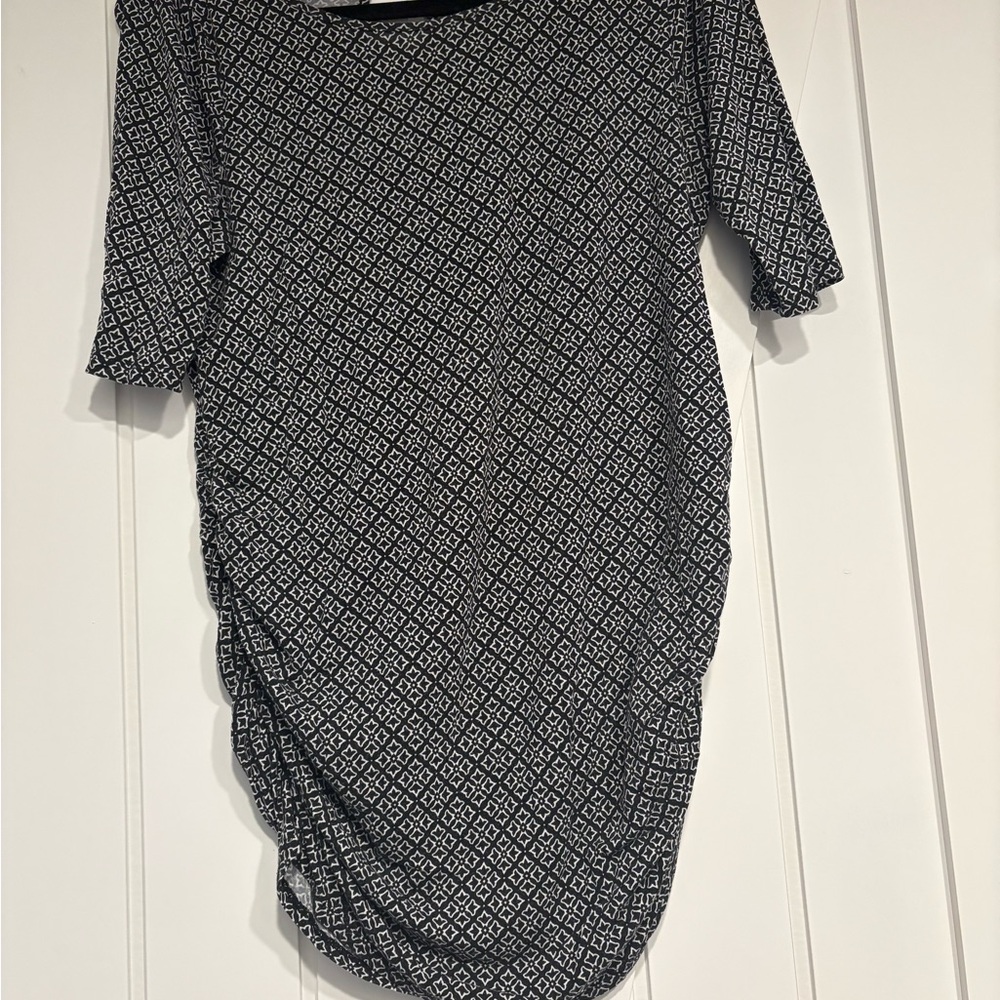 Motherhood Maternity Black and White Geometric Tunic top